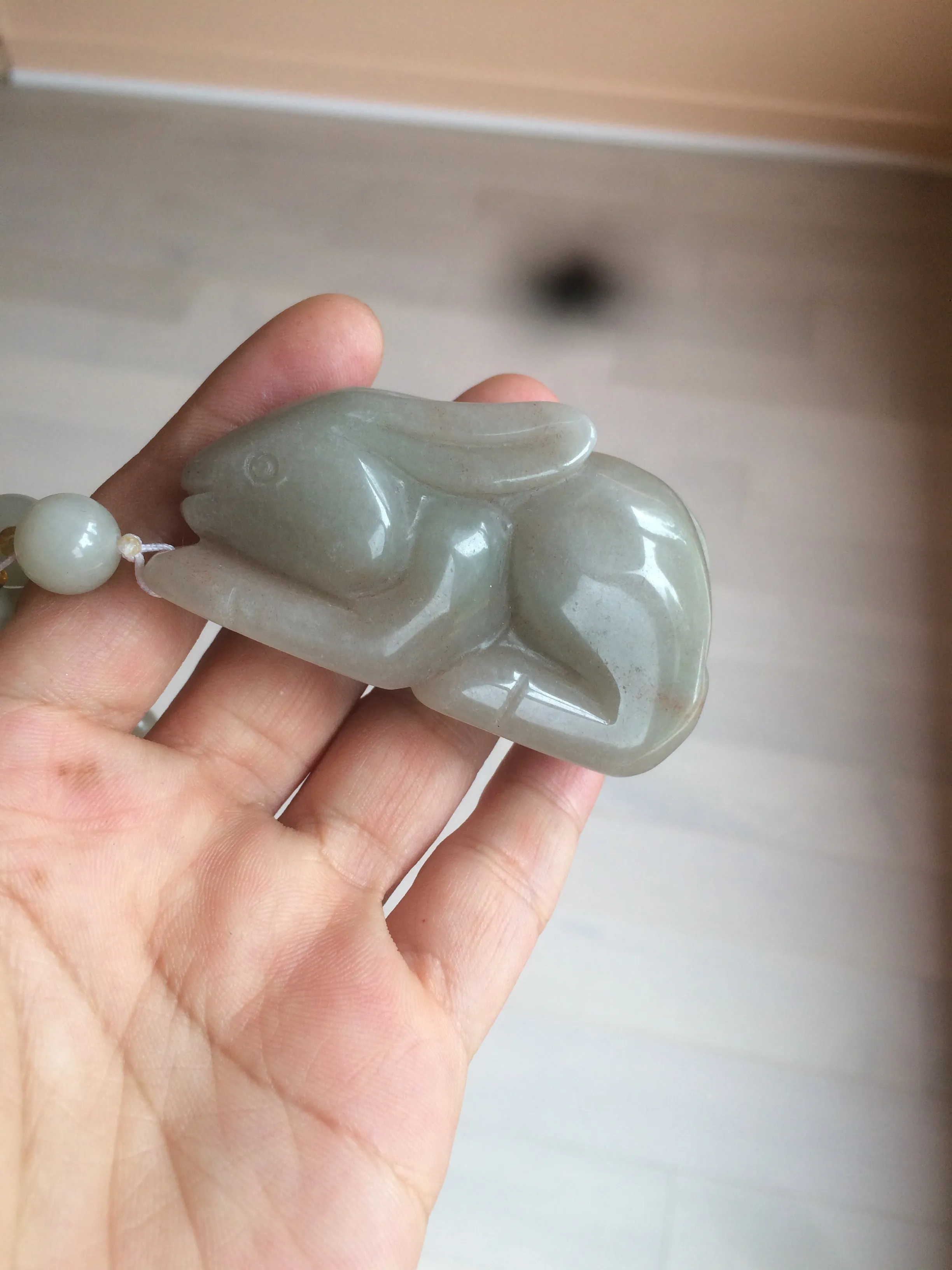100% Natural light green/gray/black 3D bunny Quartzite Shetaicui Jade worry stone/desk decor with chain XY94