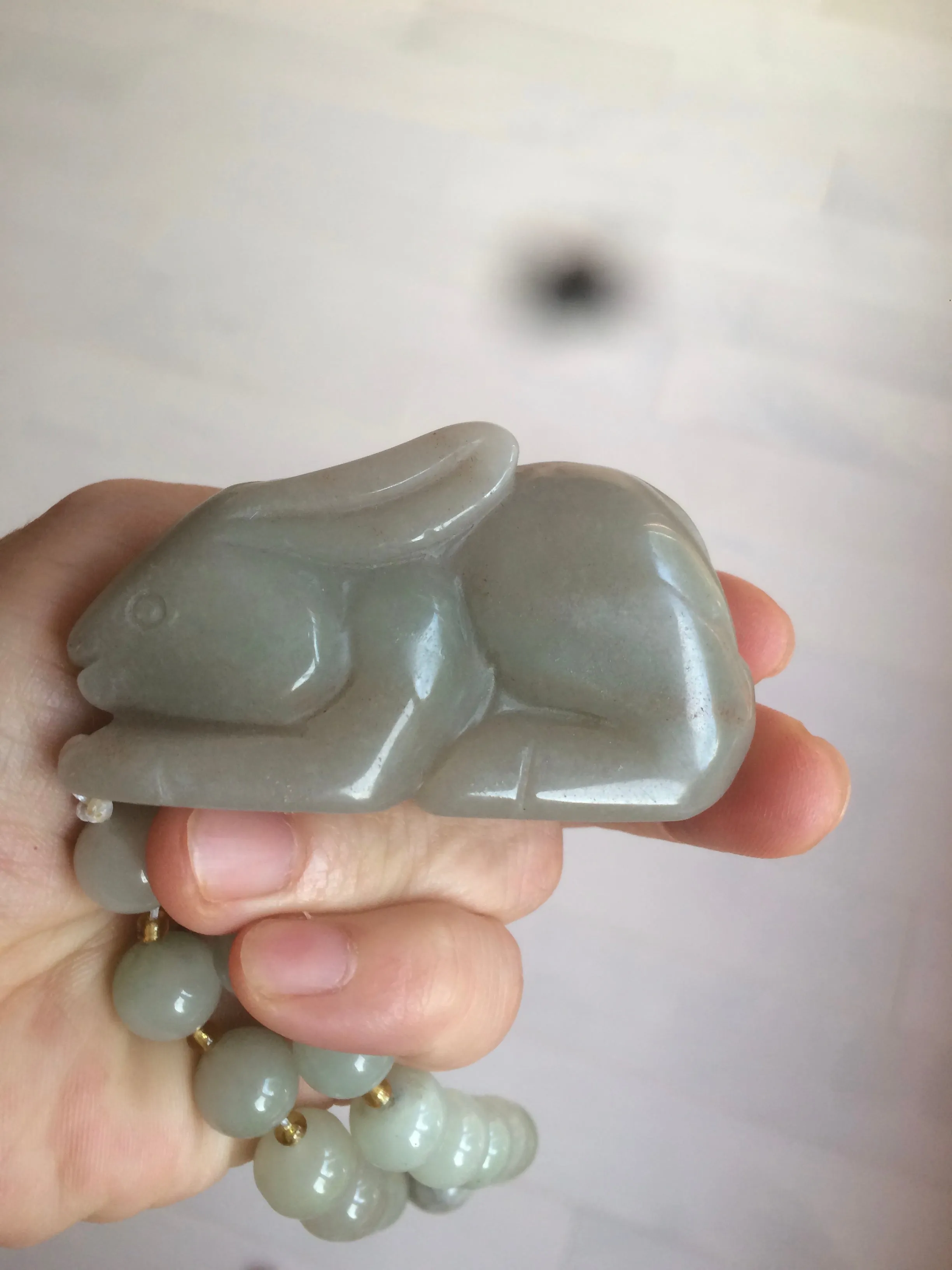 100% Natural light green/gray/black 3D bunny Quartzite Shetaicui Jade worry stone/desk decor with chain XY94
