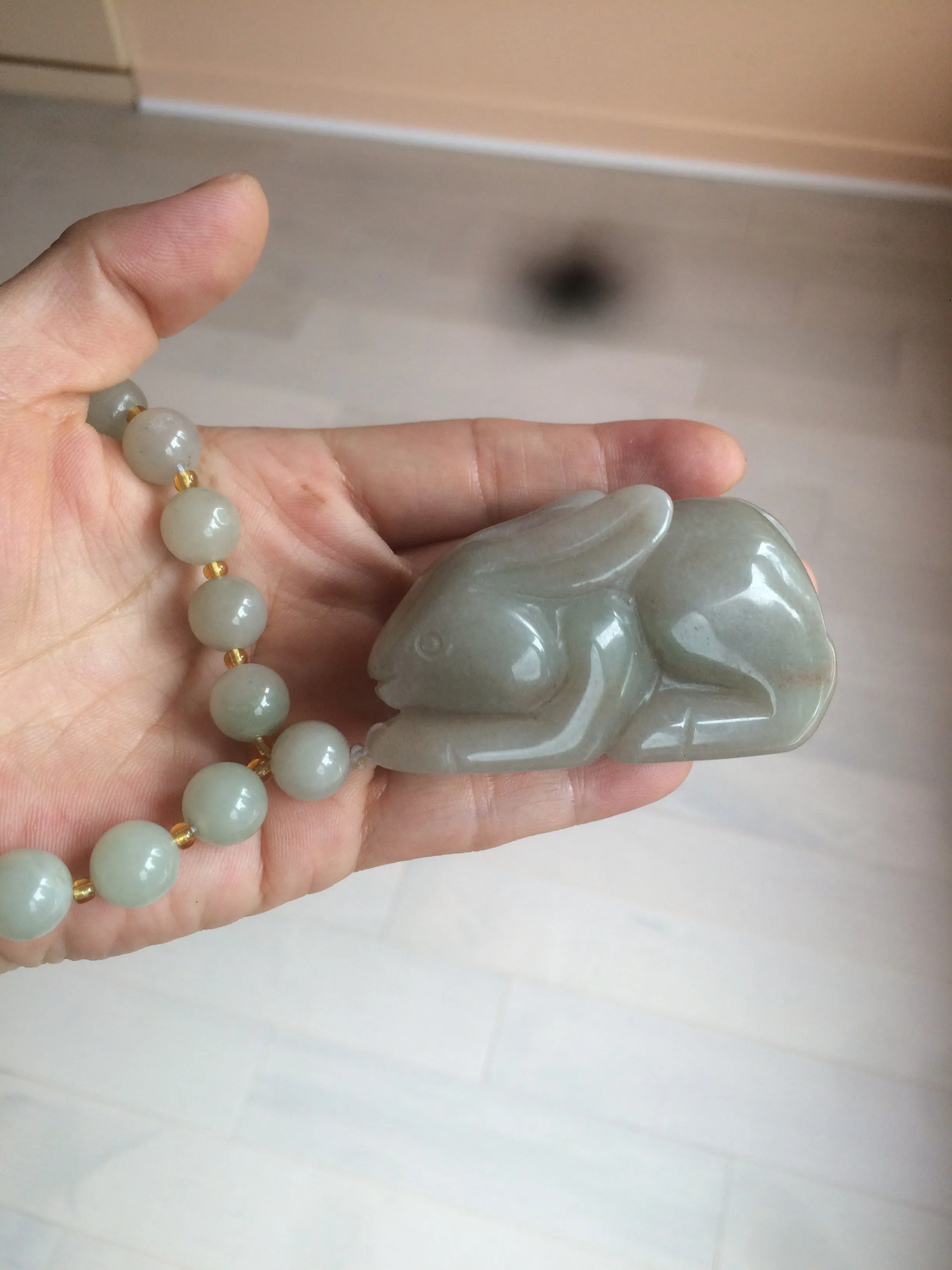 100% Natural light green/gray/black 3D bunny Quartzite Shetaicui Jade worry stone/desk decor with chain XY94