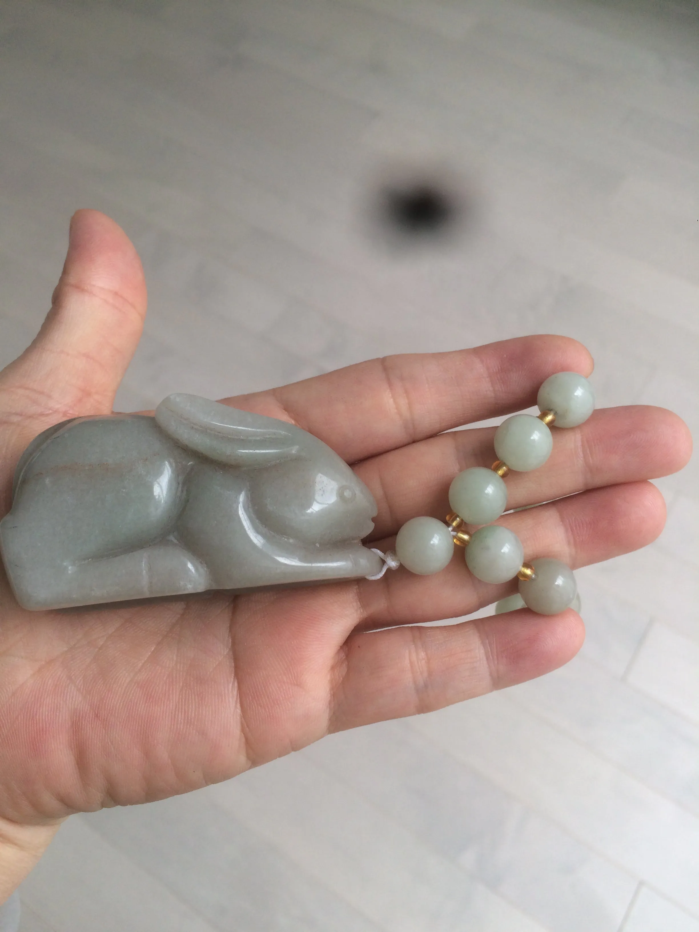 100% Natural light green/gray/black 3D bunny Quartzite Shetaicui Jade worry stone/desk decor with chain XY94