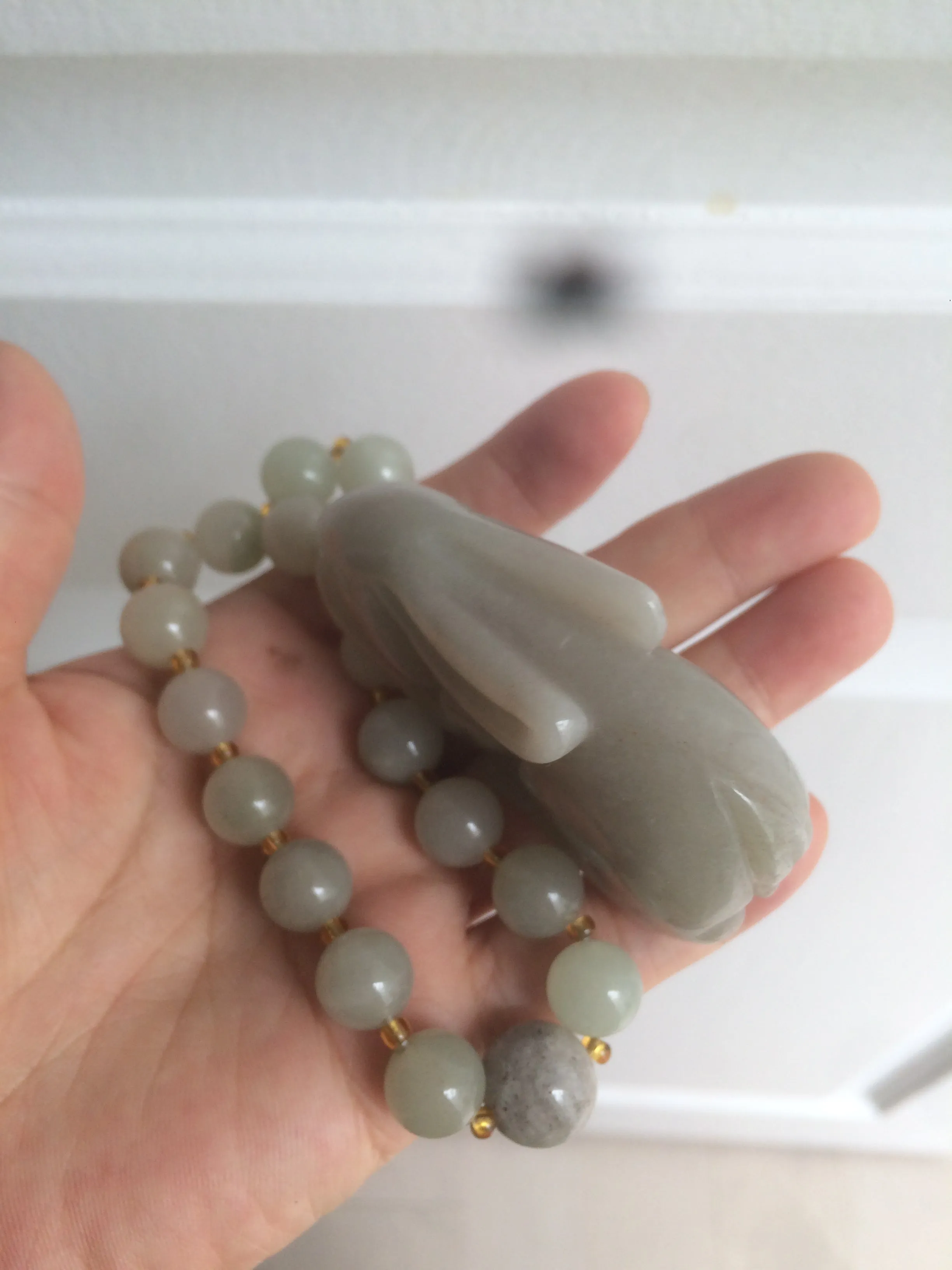 100% Natural light green/gray/black 3D bunny Quartzite Shetaicui Jade worry stone/desk decor with chain XY94