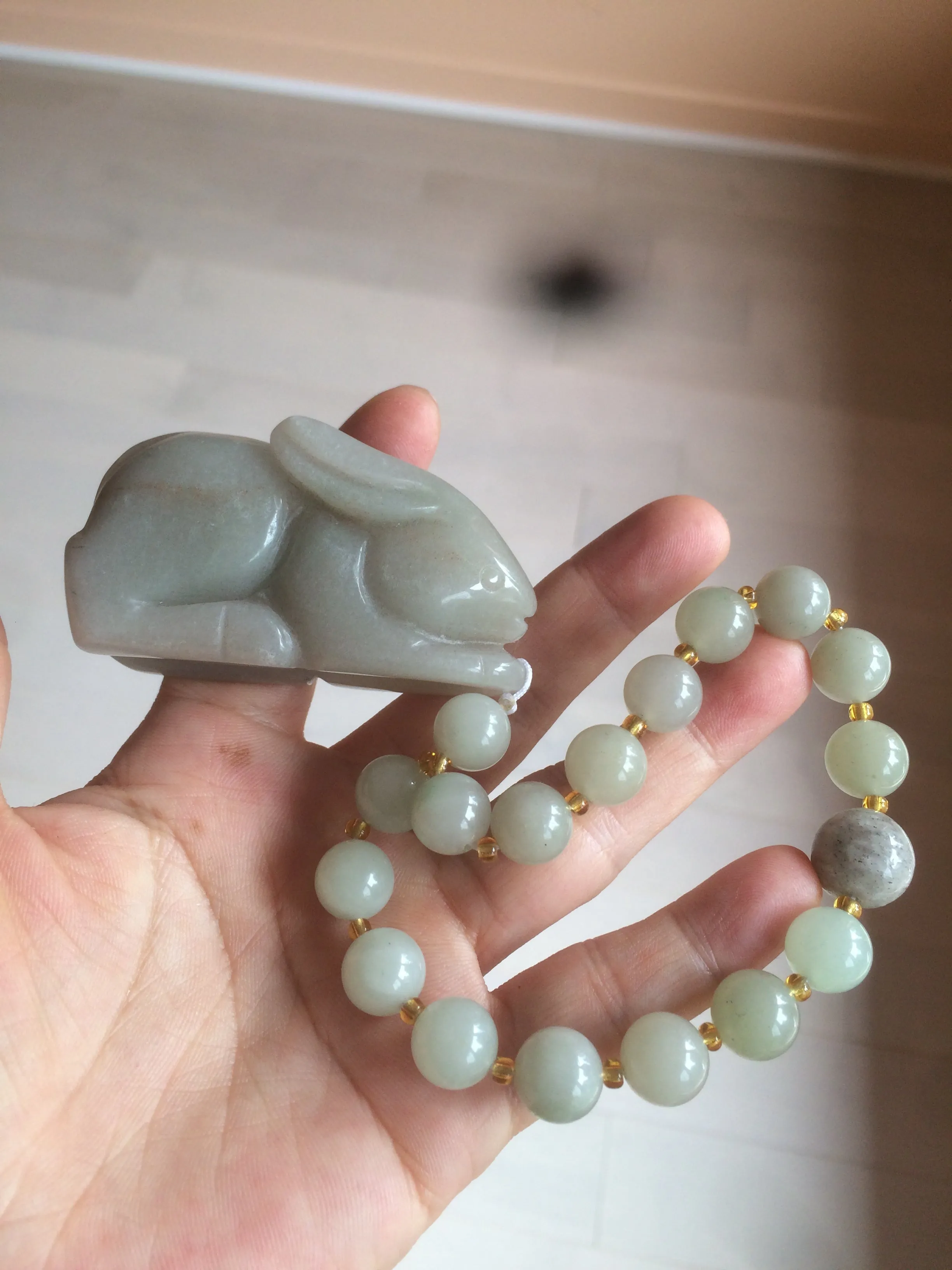 100% Natural light green/gray/black 3D bunny Quartzite Shetaicui Jade worry stone/desk decor with chain XY94