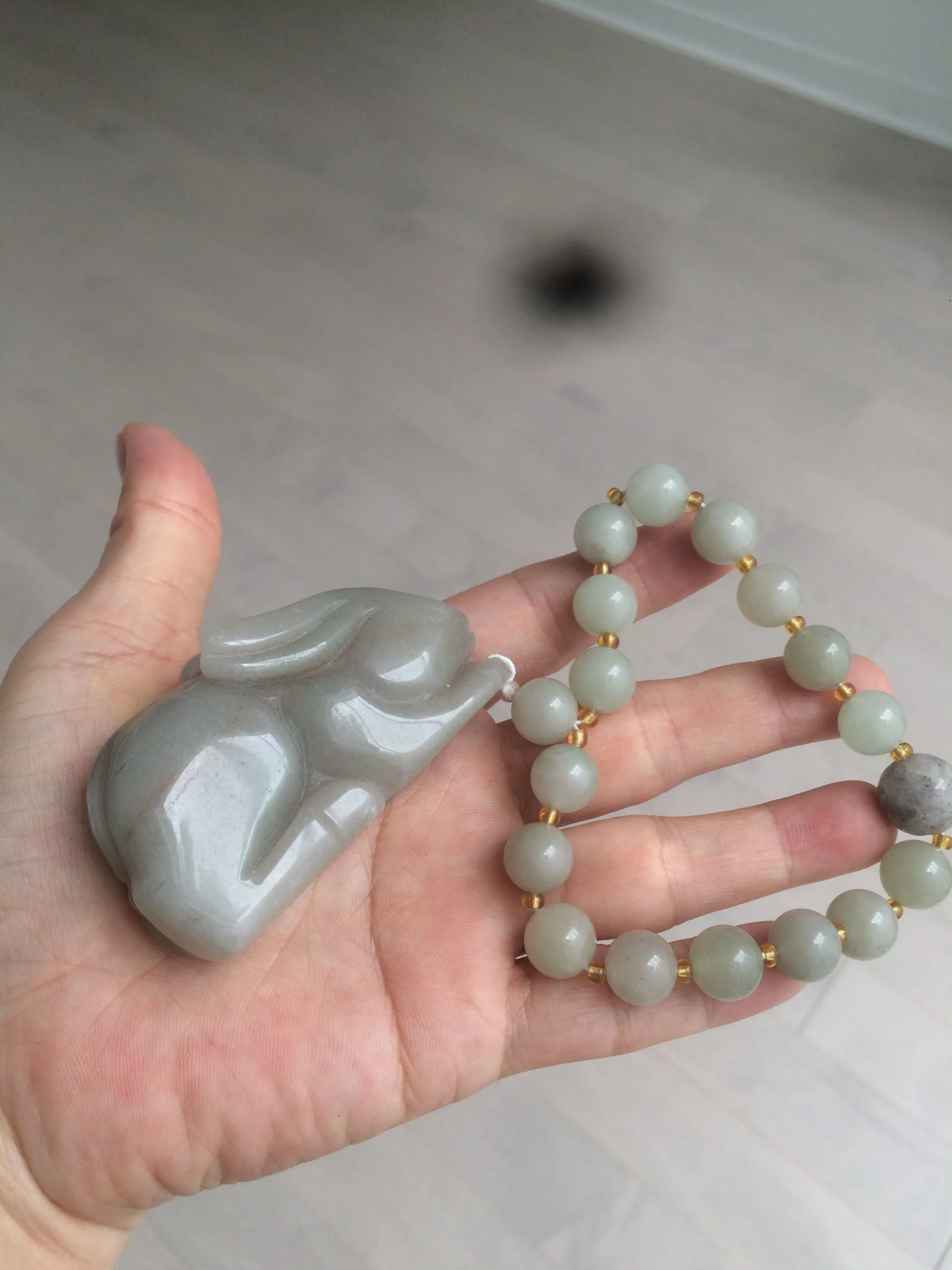 100% Natural light green/gray/black 3D bunny Quartzite Shetaicui Jade worry stone/desk decor with chain XY94