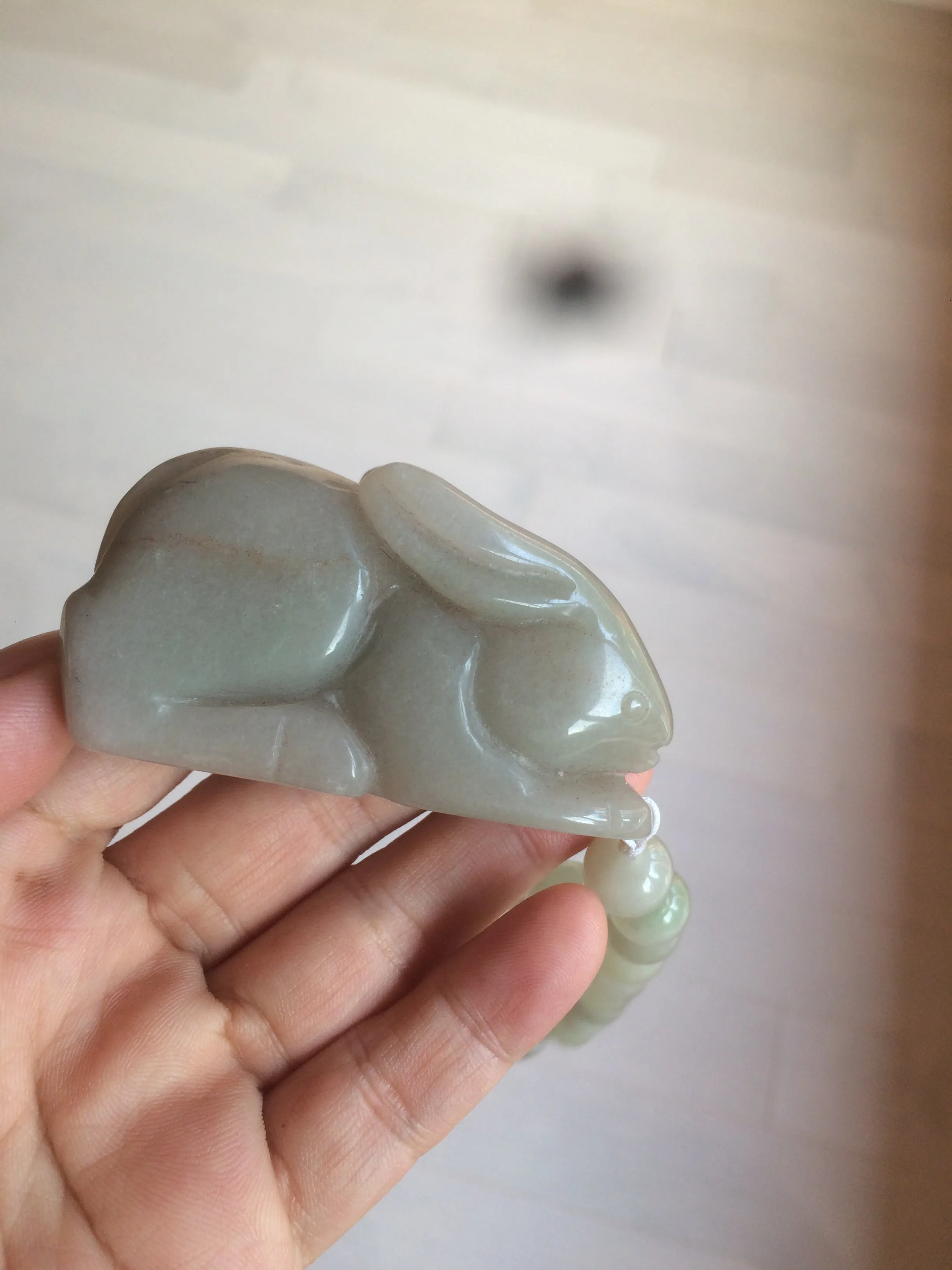 100% Natural light green/gray/black 3D bunny Quartzite Shetaicui Jade worry stone/desk decor with chain XY94
