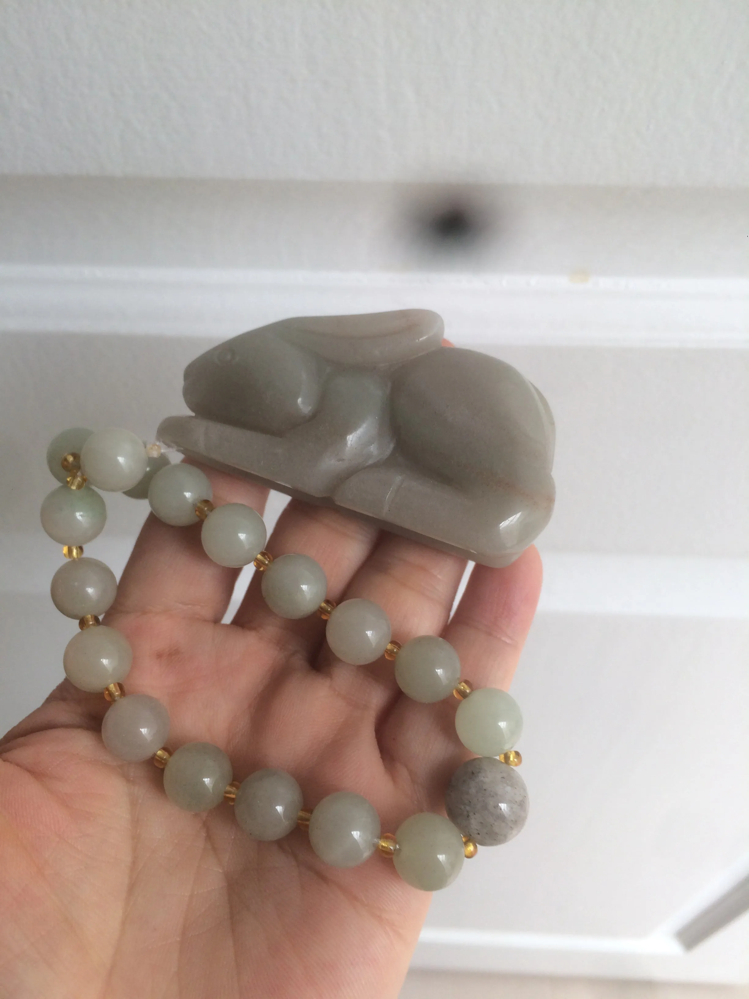 100% Natural light green/gray/black 3D bunny Quartzite Shetaicui Jade worry stone/desk decor with chain XY94