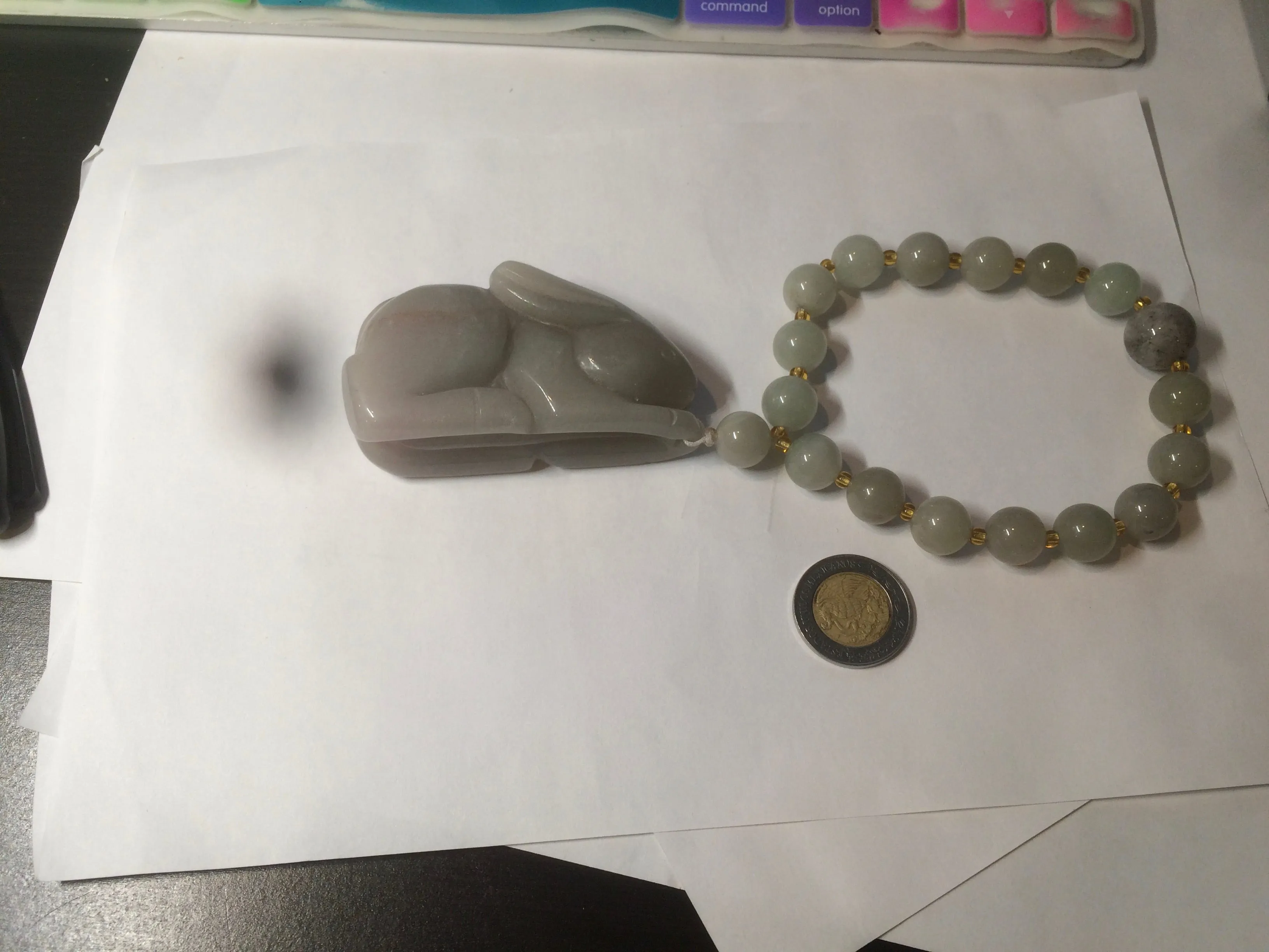 100% Natural light green/gray/black 3D bunny Quartzite Shetaicui Jade worry stone/desk decor with chain XY94