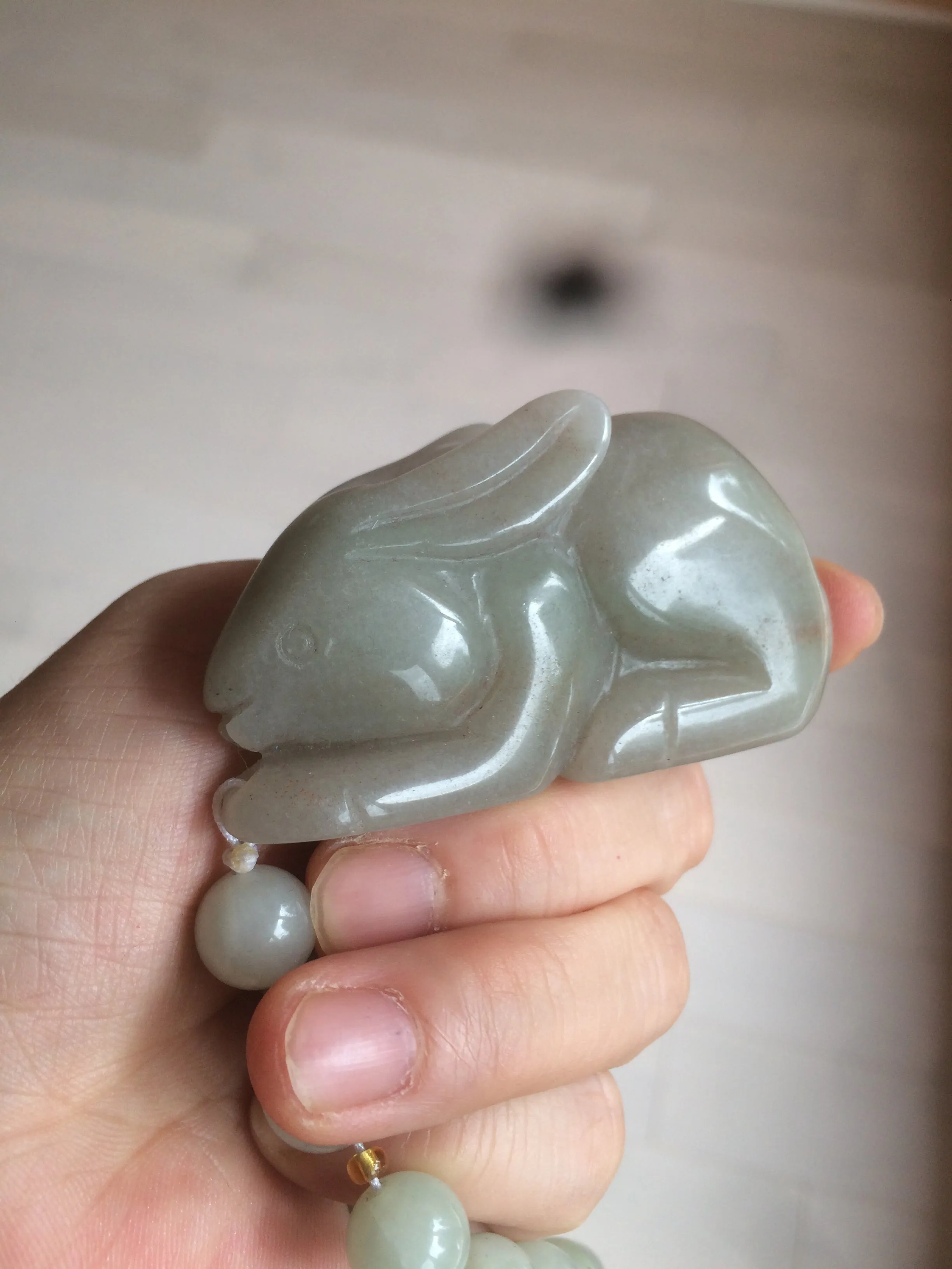 100% Natural light green/gray/black 3D bunny Quartzite Shetaicui Jade worry stone/desk decor with chain XY94