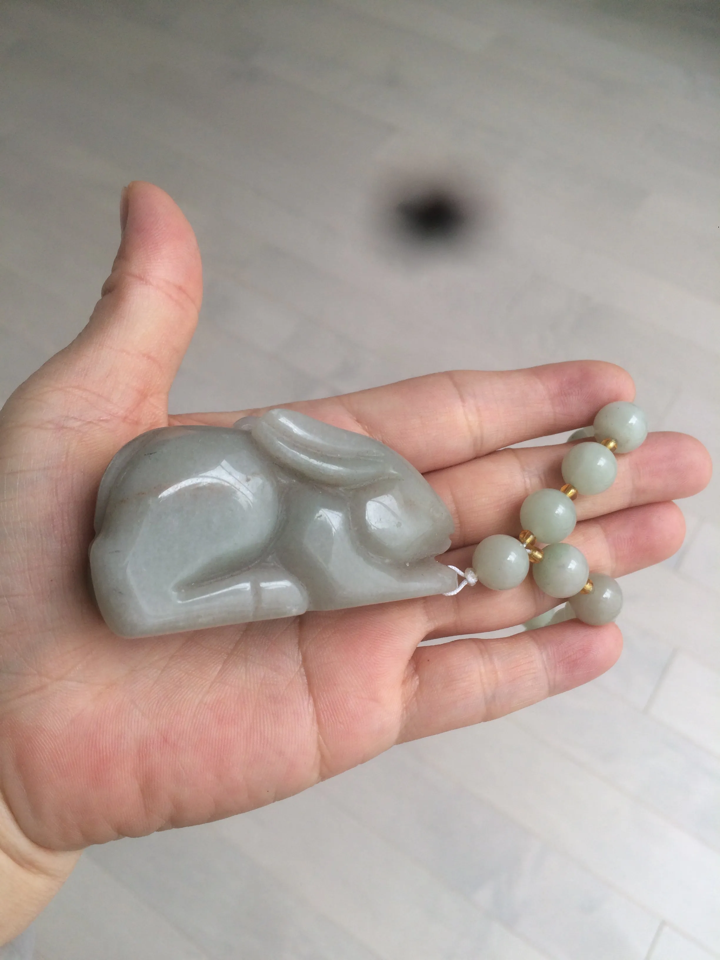 100% Natural light green/gray/black 3D bunny Quartzite Shetaicui Jade worry stone/desk decor with chain XY94
