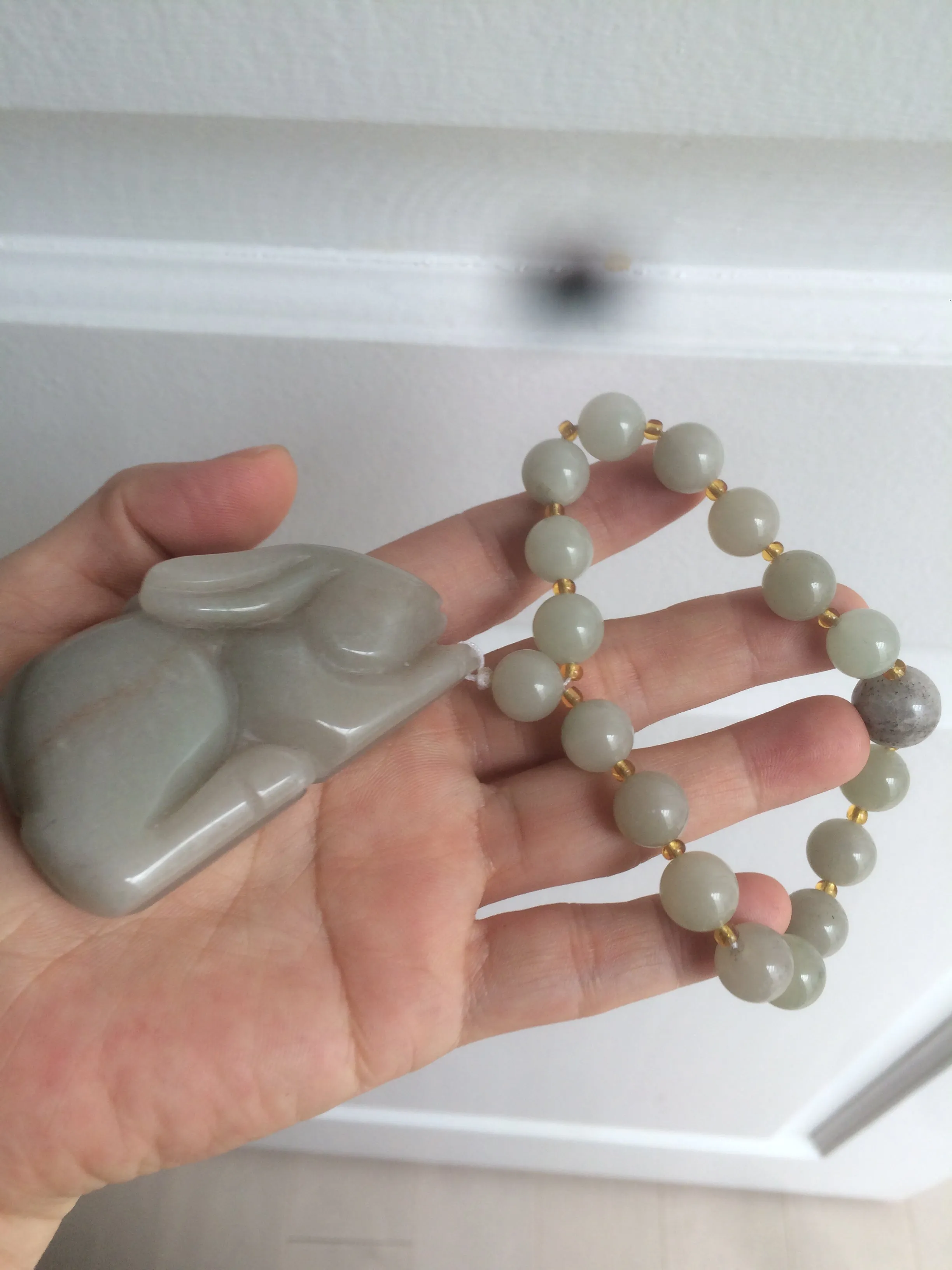 100% Natural light green/gray/black 3D bunny Quartzite Shetaicui Jade worry stone/desk decor with chain XY94