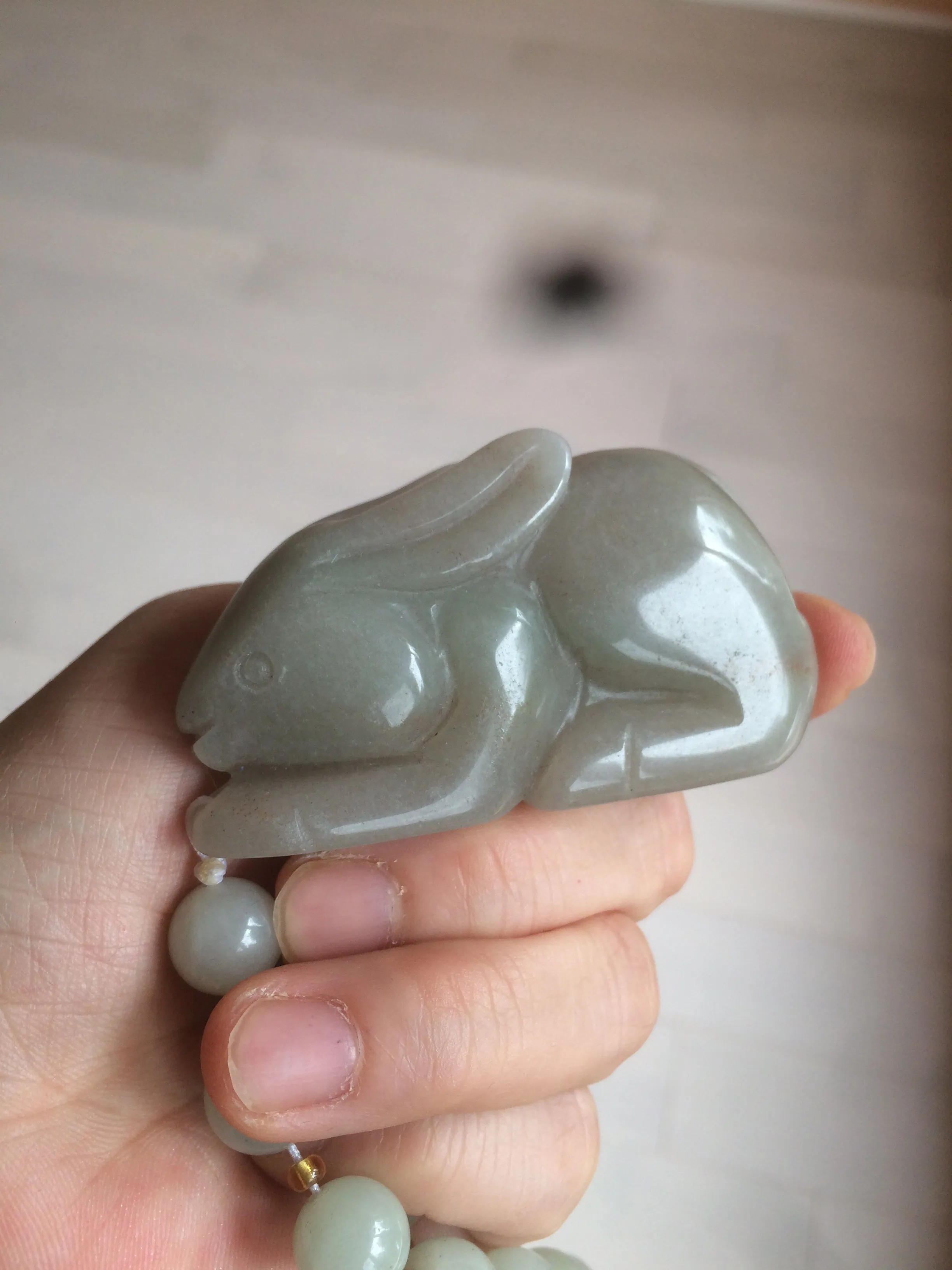100% Natural light green/gray/black 3D bunny Quartzite Shetaicui Jade worry stone/desk decor with chain XY94
