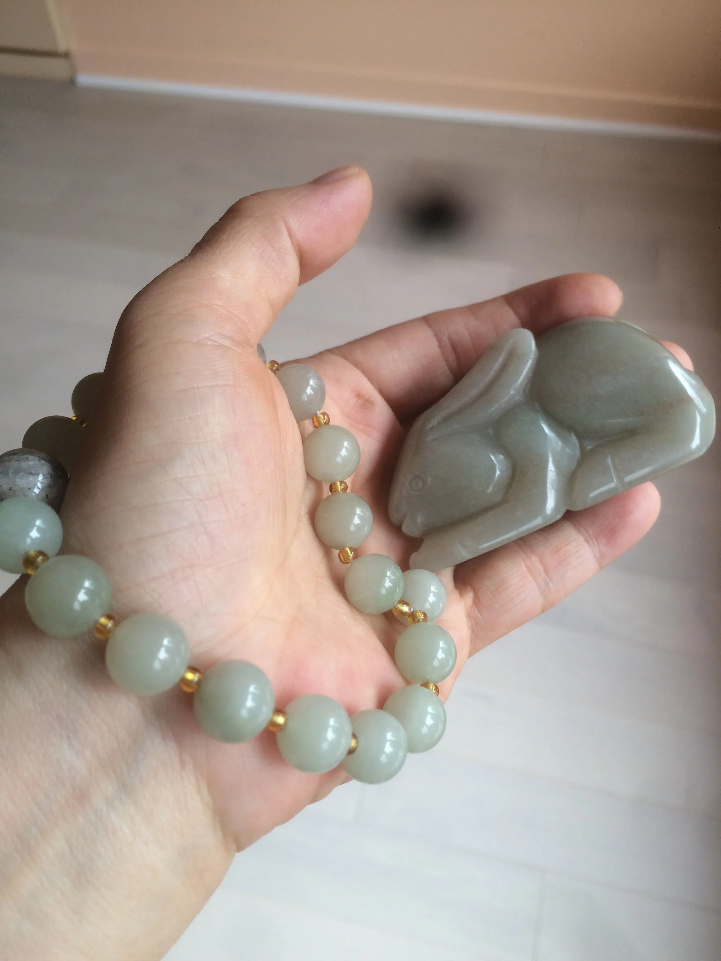 100% Natural light green/gray/black 3D bunny Quartzite Shetaicui Jade worry stone/desk decor with chain XY94