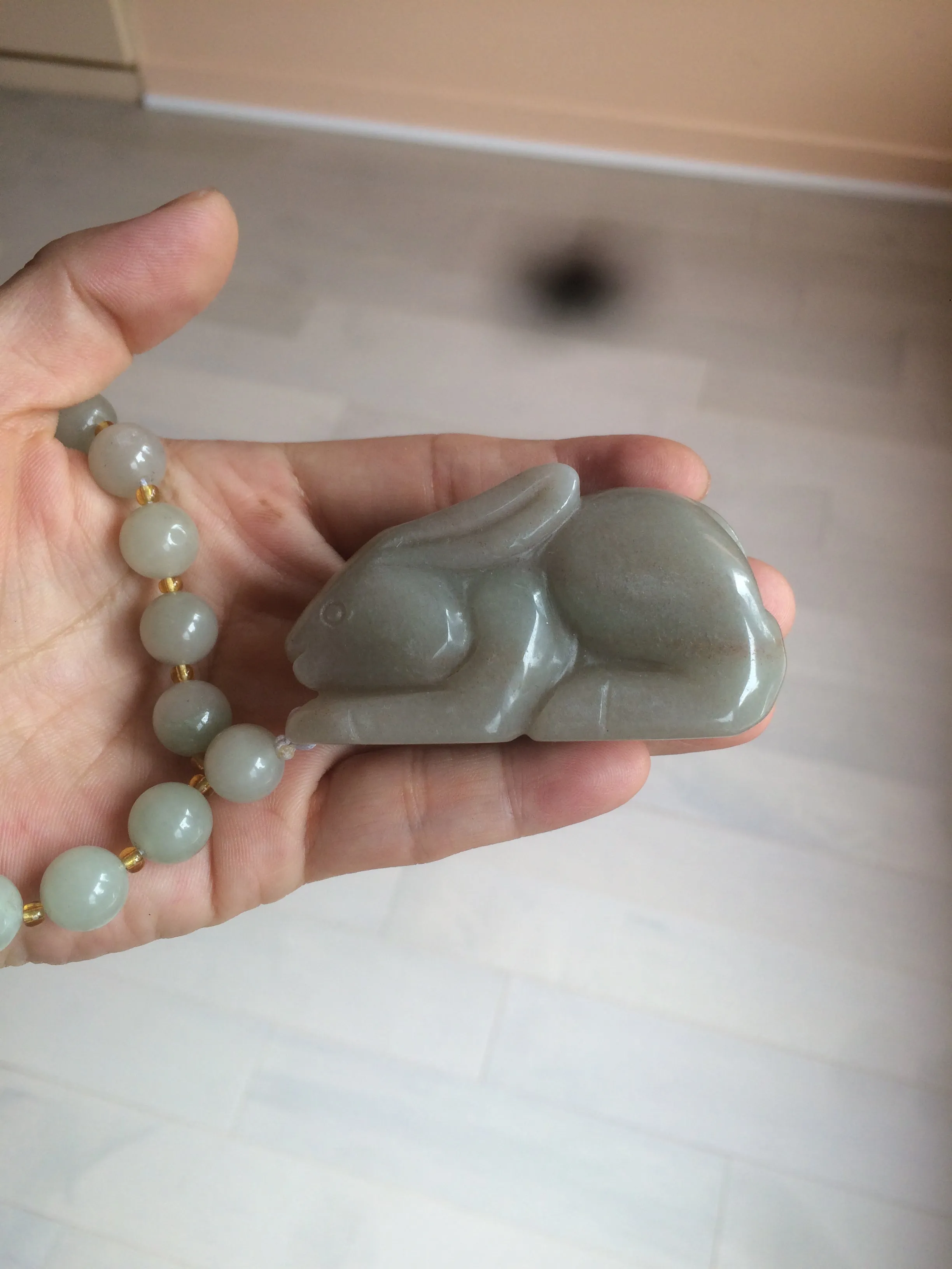 100% Natural light green/gray/black 3D bunny Quartzite Shetaicui Jade worry stone/desk decor with chain XY94