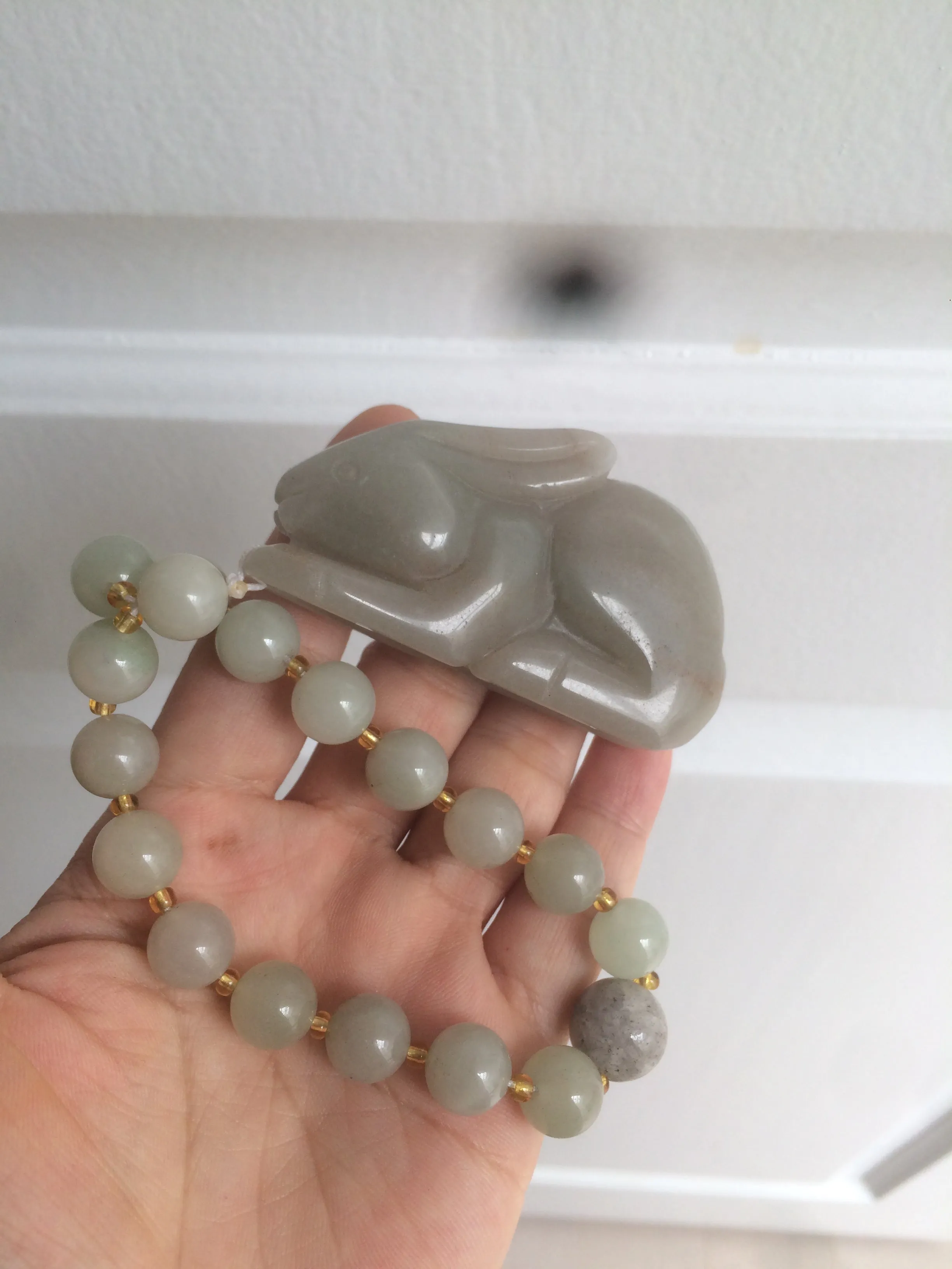 100% Natural light green/gray/black 3D bunny Quartzite Shetaicui Jade worry stone/desk decor with chain XY94