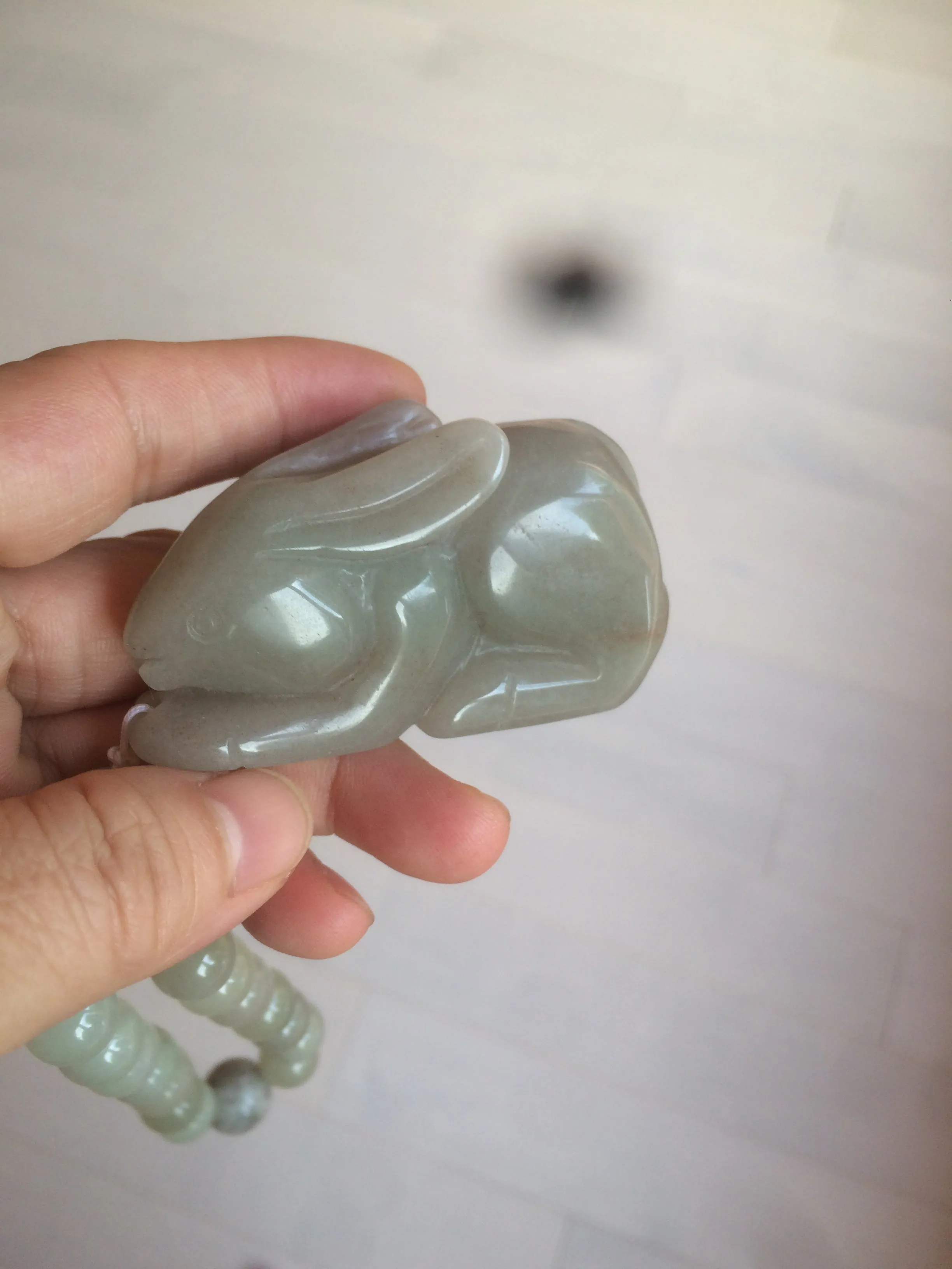 100% Natural light green/gray/black 3D bunny Quartzite Shetaicui Jade worry stone/desk decor with chain XY94