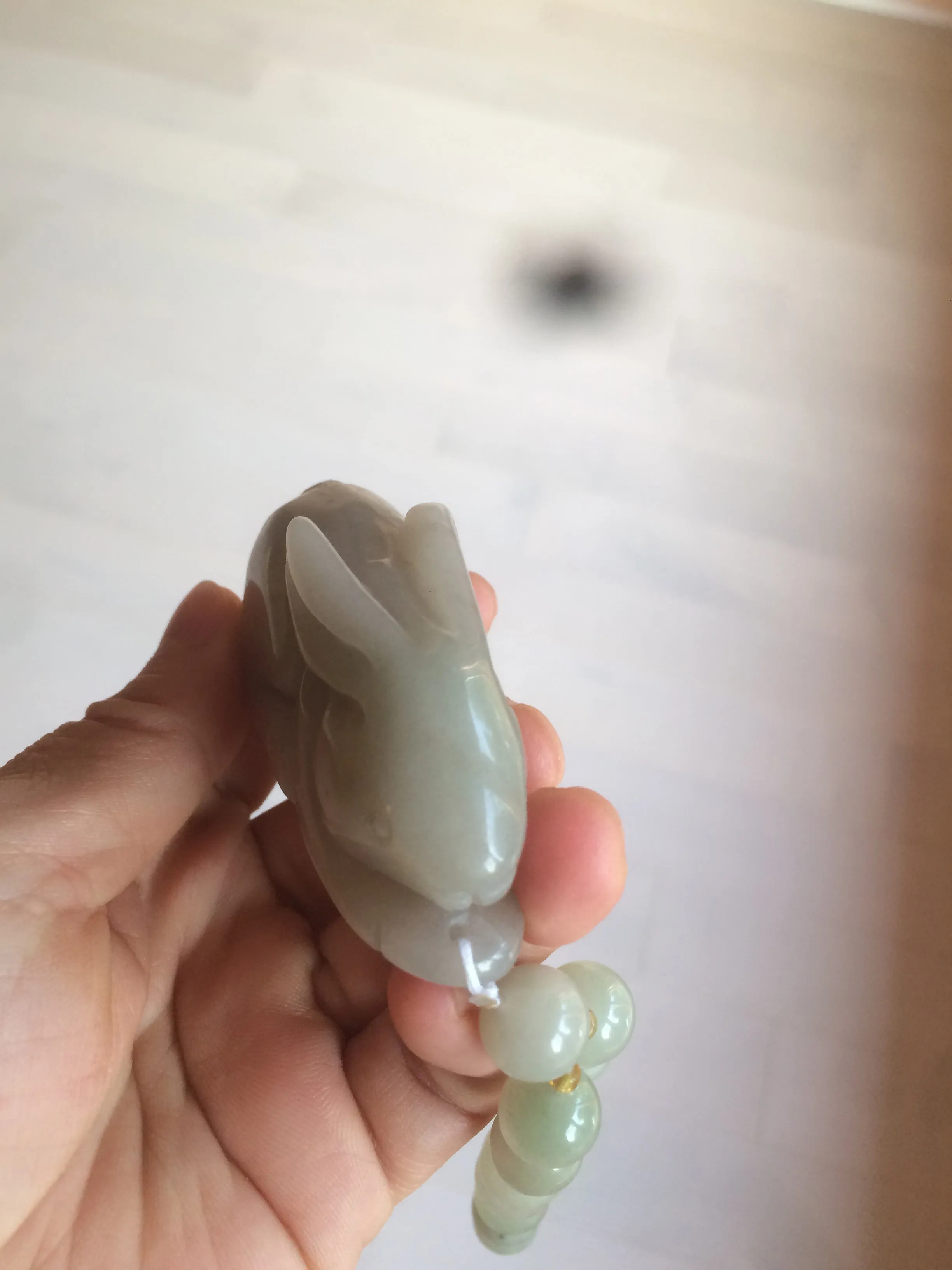 100% Natural light green/gray/black 3D bunny Quartzite Shetaicui Jade worry stone/desk decor with chain XY94