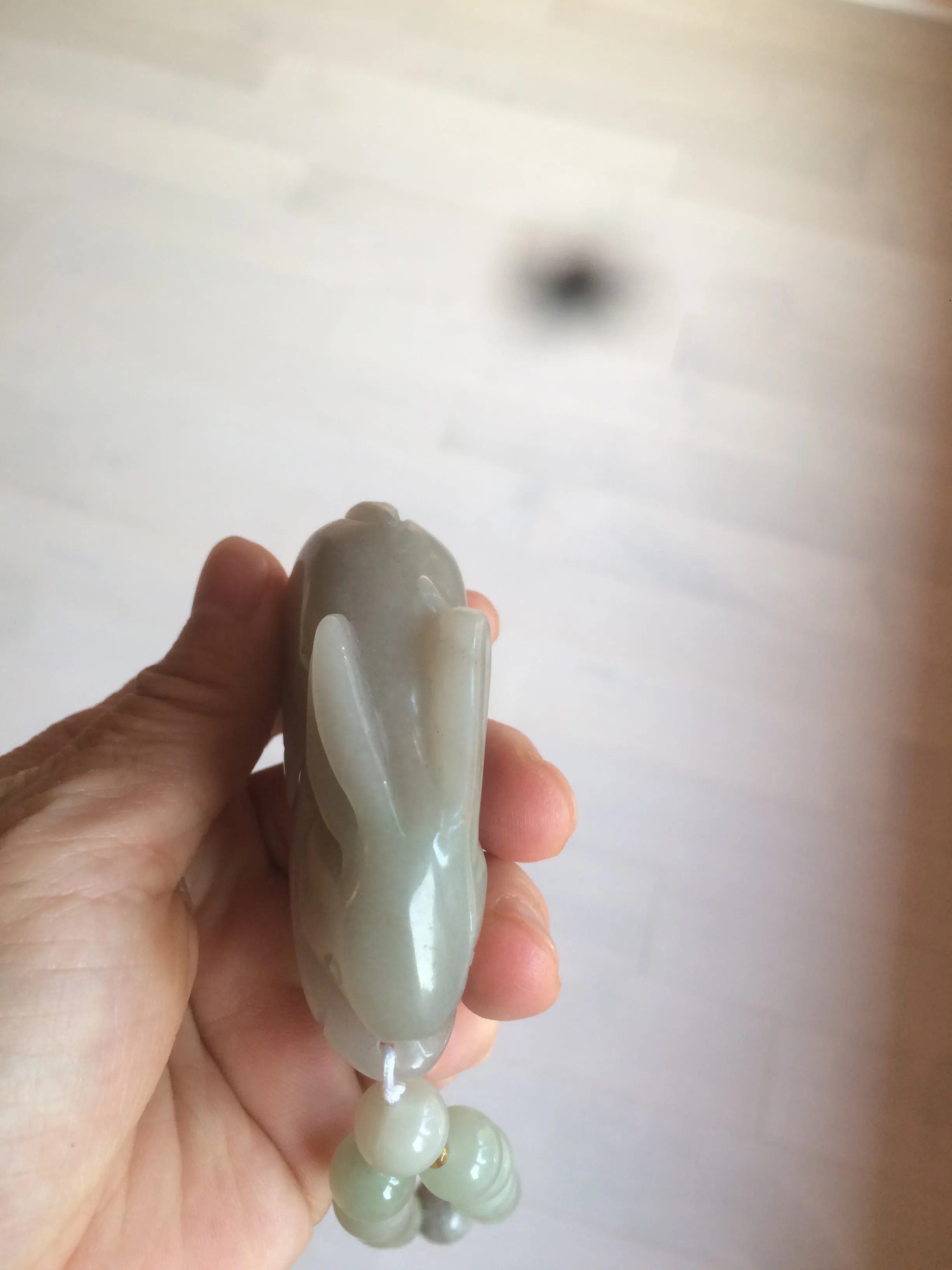 100% Natural light green/gray/black 3D bunny Quartzite Shetaicui Jade worry stone/desk decor with chain XY94
