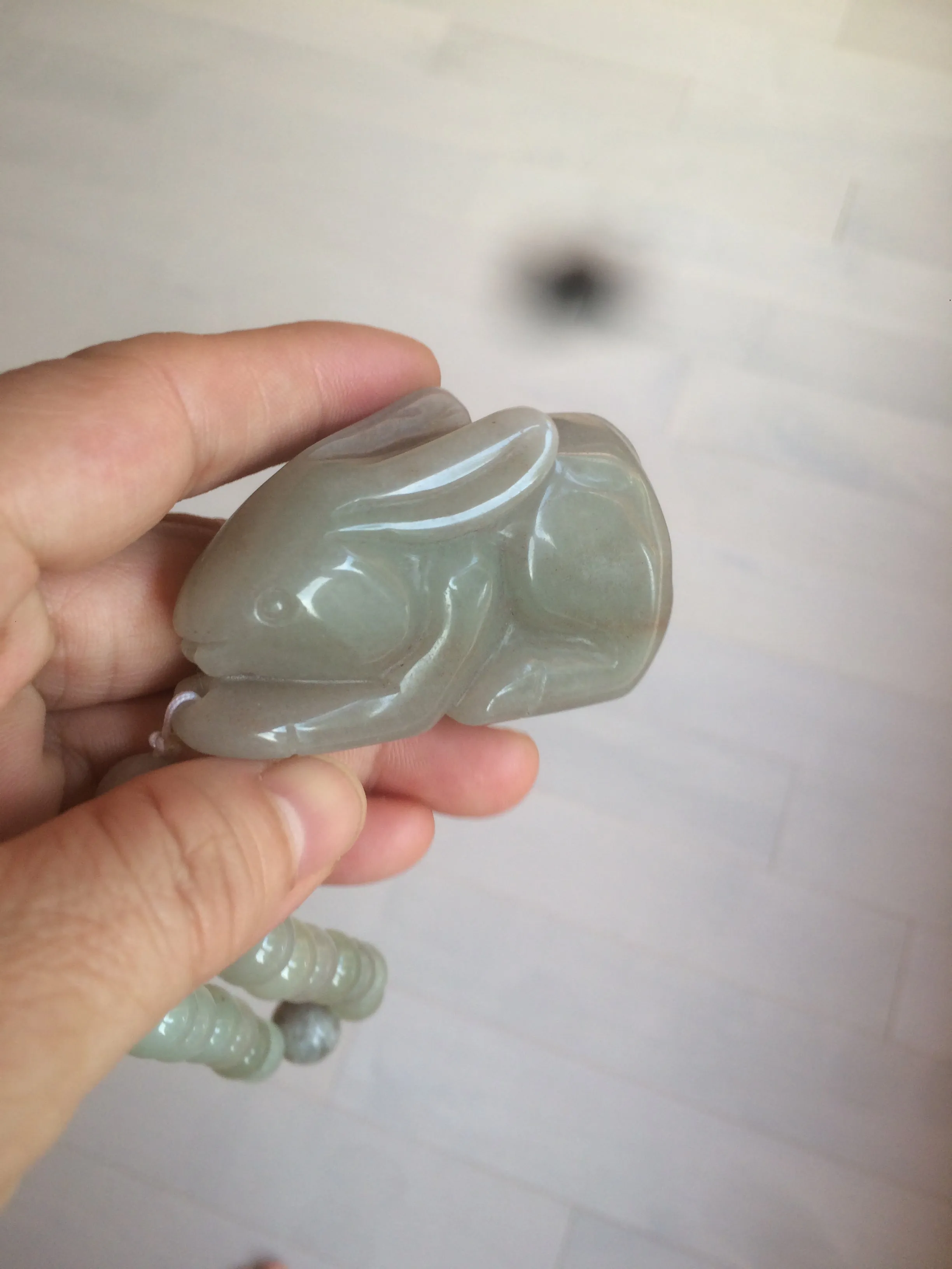 100% Natural light green/gray/black 3D bunny Quartzite Shetaicui Jade worry stone/desk decor with chain XY94