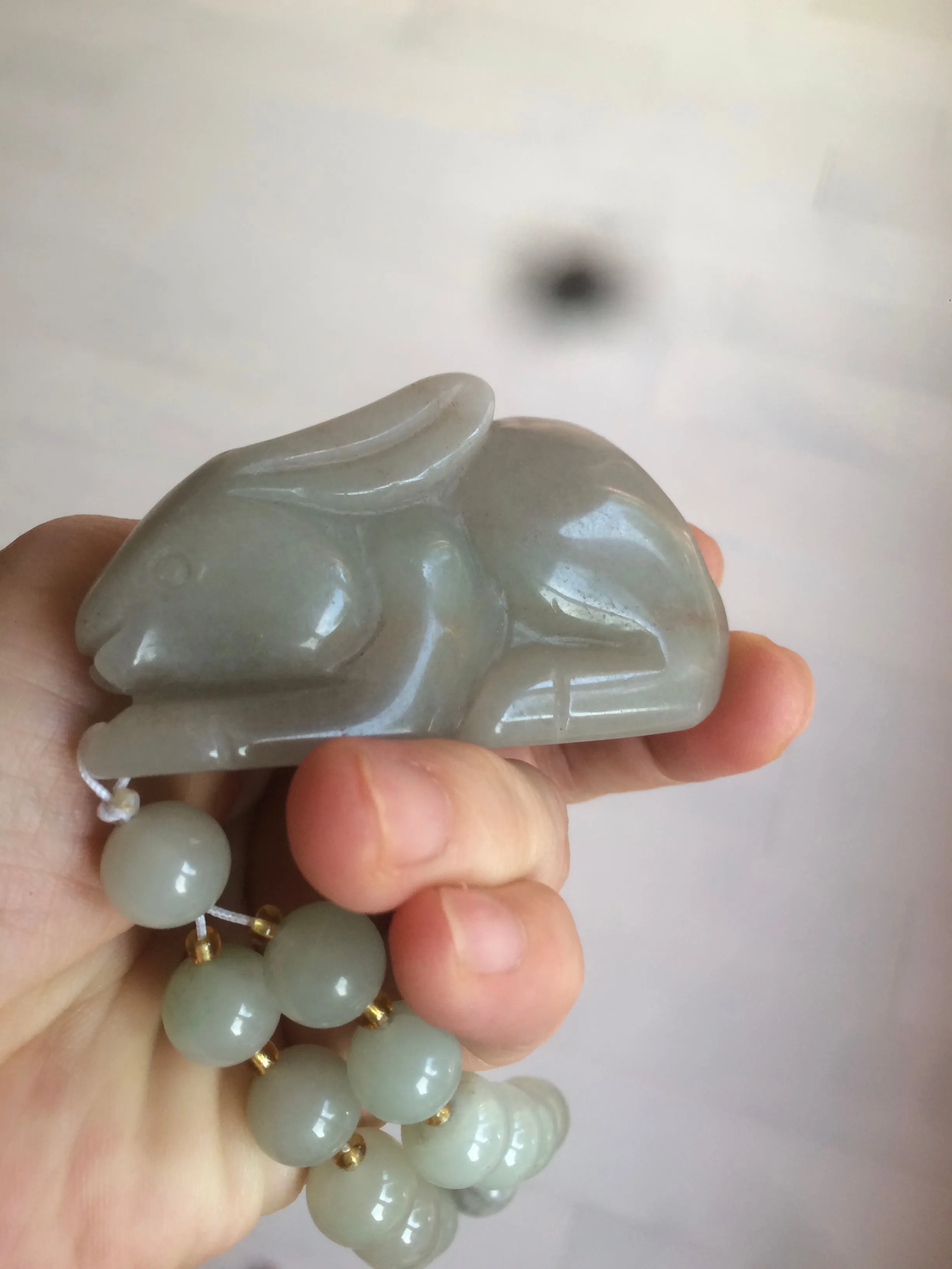 100% Natural light green/gray/black 3D bunny Quartzite Shetaicui Jade worry stone/desk decor with chain XY94