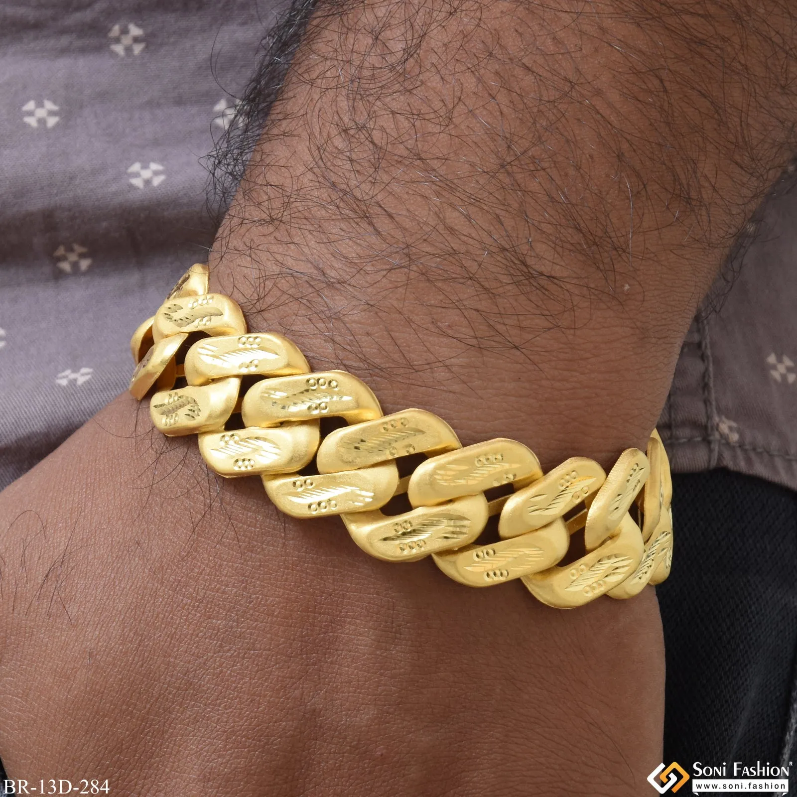 Best Quality Attractive Design Gold Plated Pokal Bracelet for Men - Style D284