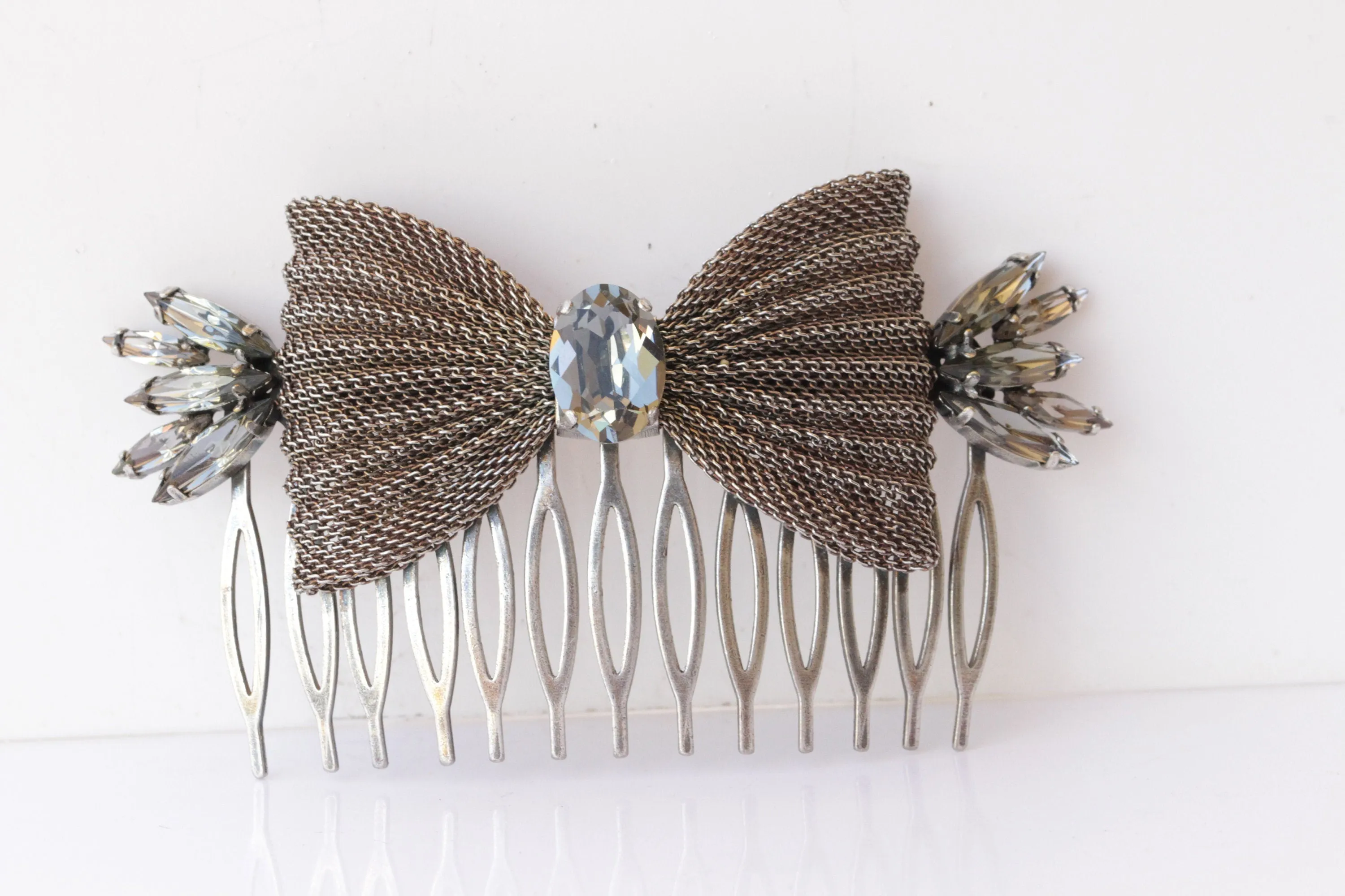 GRAY COMB HAIR