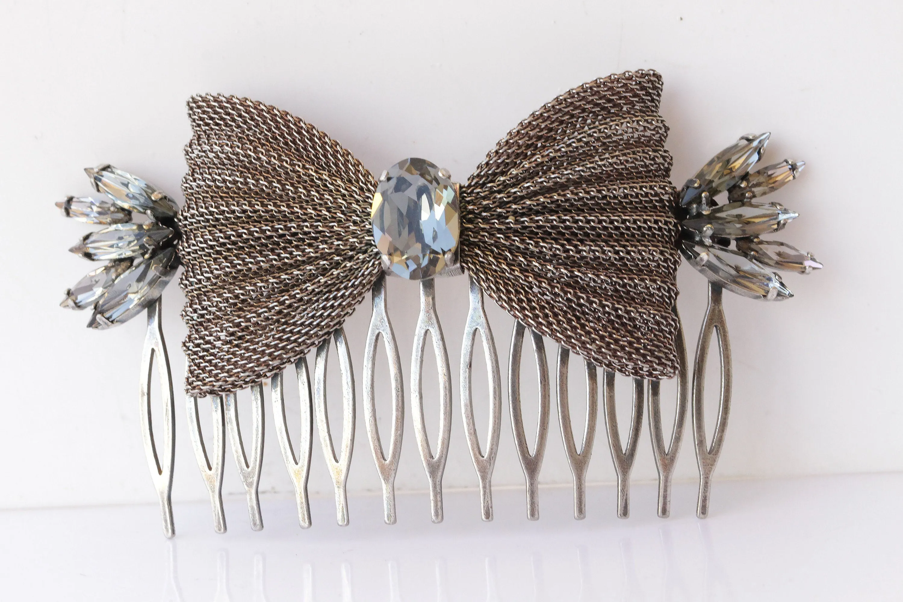GRAY COMB HAIR