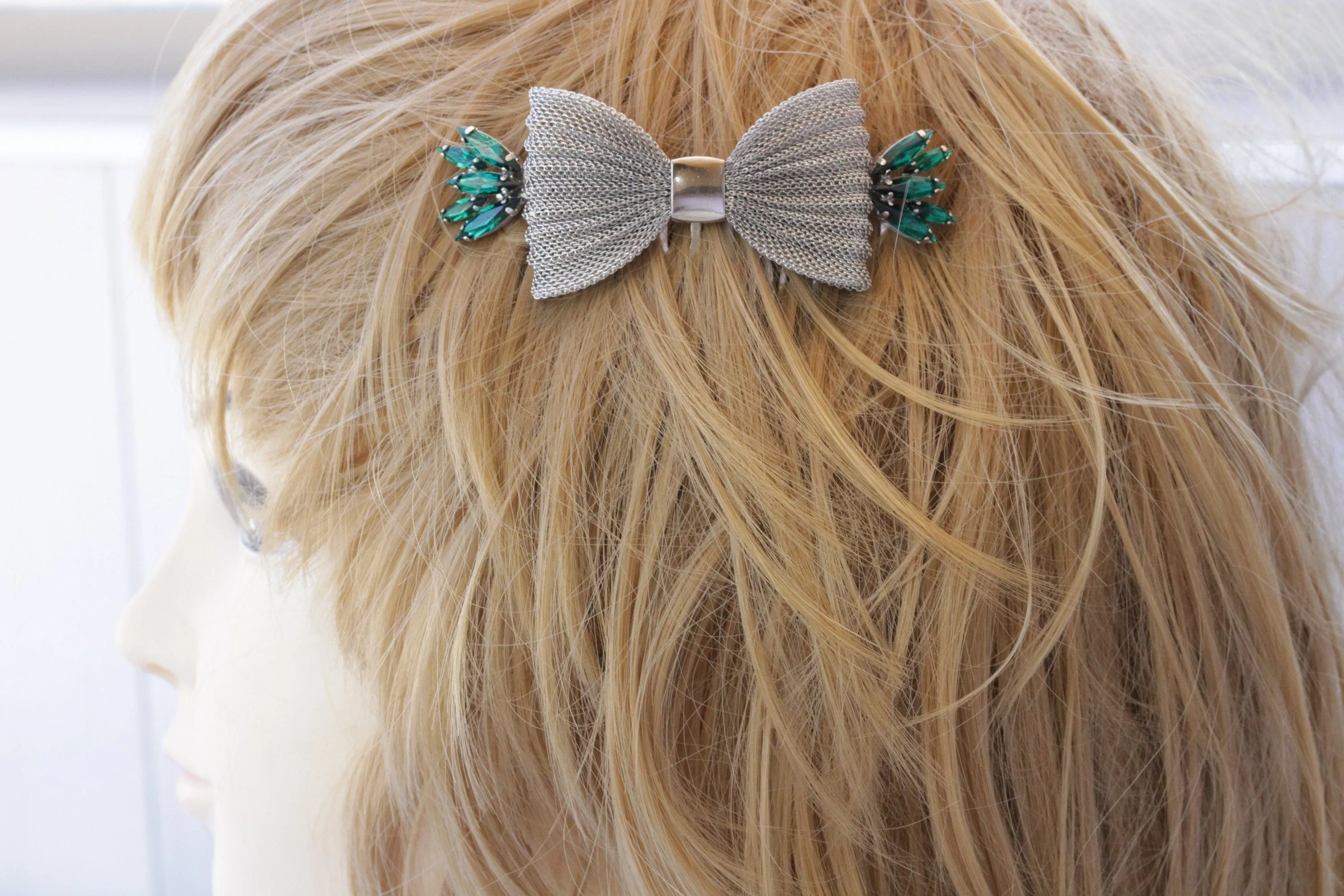 GRAY COMB HAIR